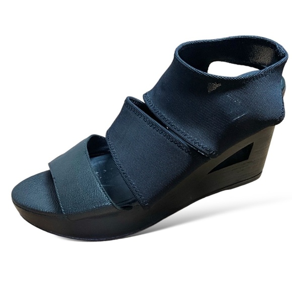 EILEEN FISHER Rally 2 Stretch Black Leather and Mesh Cut Out Wedge Sandal Sz 9.5 - Picture 1 of 10
